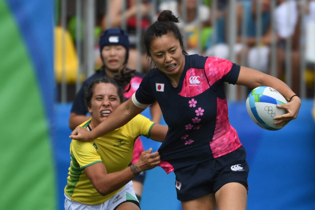 2016年8月7日、リオデジャネイロのデオドロ・スタジアムで行われた2016年リオ五輪女子ラグビーセブンズのブラジル対日本戦で、タックルをかわす日本の桑井亜乃(右)。(AFP=時事)