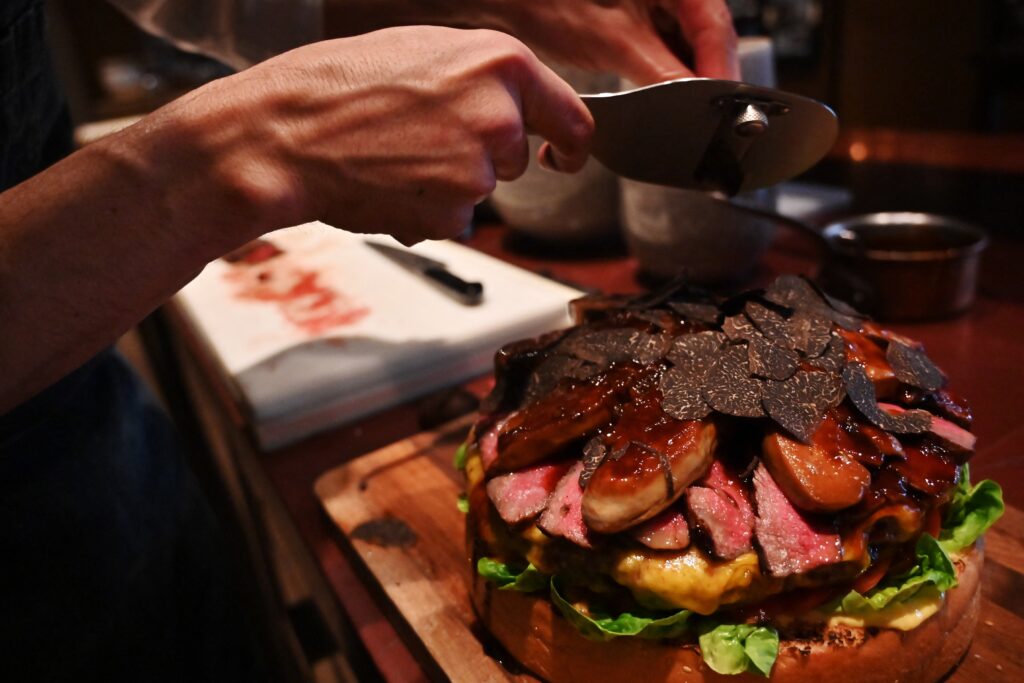 中東、特にUAEではアジア料理が台頭しており、多くの食通が日本を好むようになっている。(AFP＝時事)