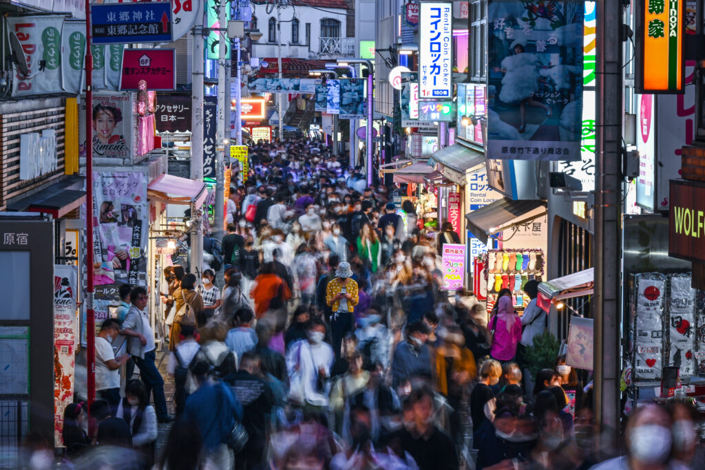 外国人住民は同32万9535人(11.01%)増の332万3374人で、外国人の集計を始めた13年以降最多を更新。初めて300万人を超えた。(AFP)