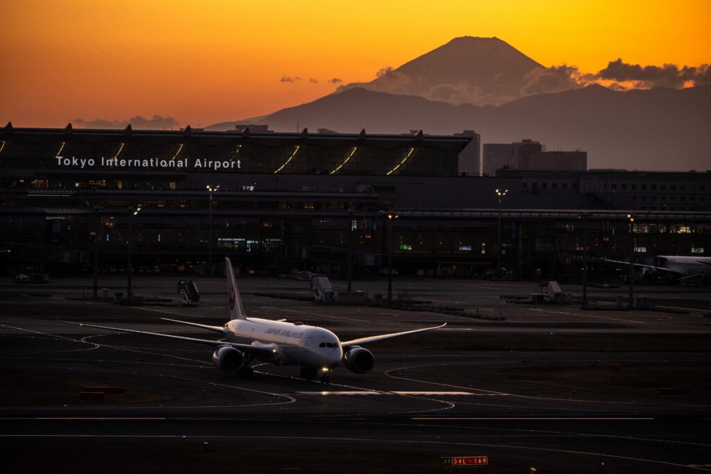 増員するのは羽田のほか、成田、関西、福岡、那覇の4空港。羽田で6人、4空港ではそれぞれ2人ずつ増やす。(AFP)