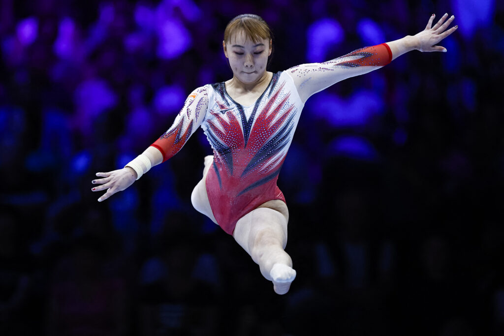 2023年10月2日、ベルギー北部アントワープで行われた第52回FIG世界体操競技選手権女子予選で、平均台で演技する日本の宮田。(AFP＝時事)