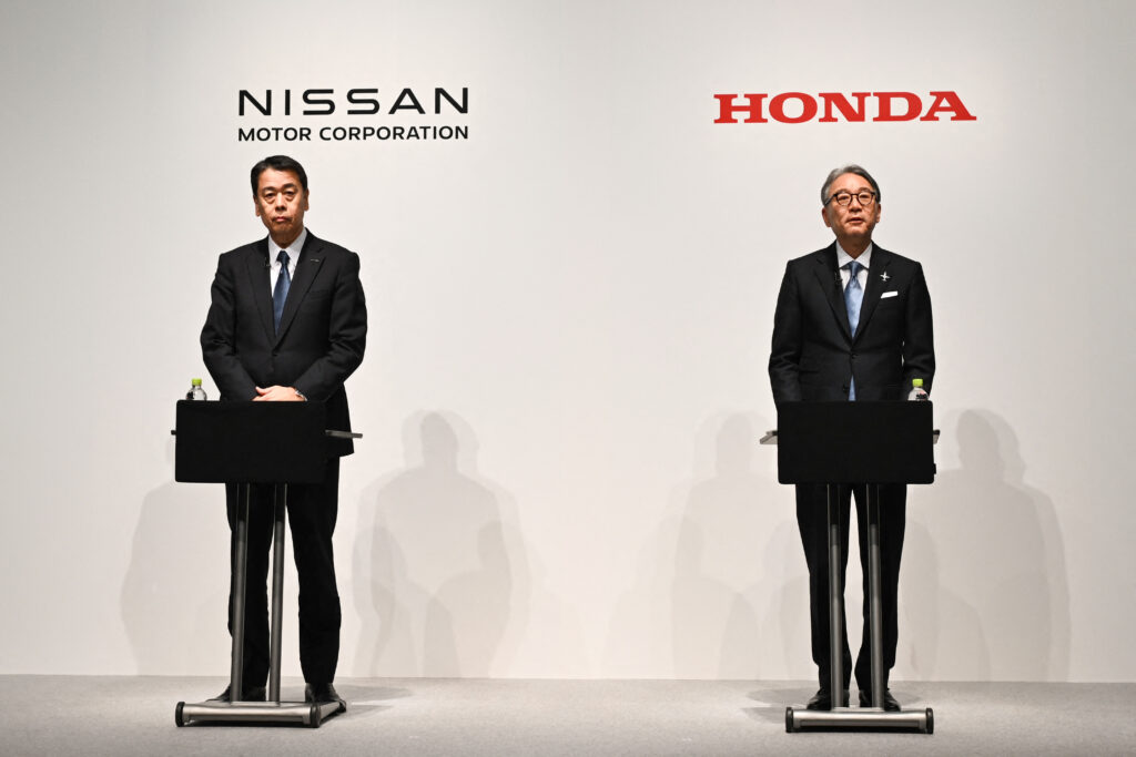 2024年3月15日、東京都内で共同記者会見に臨む日産の内田誠社長兼最高経営責任者(左)とホンダの壬部俊宏取締役兼代表執行役社長。(AFP=時事)