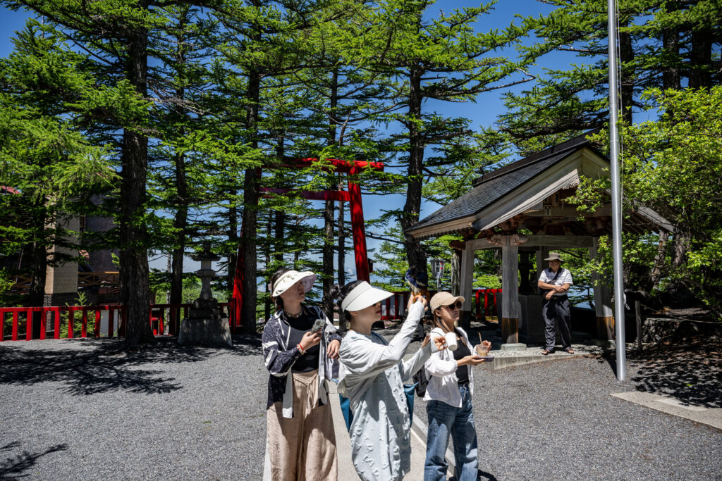 パンデミック時代の厳しい国境規制が解除され、2023年通年で2500万人が日本を訪れた。(AFP)