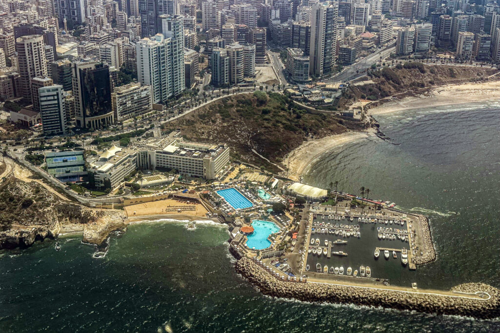 2024年7月14日、ベイルート西部の地中海沿岸に建つ高級ホテルとヨットマリーナを民間機から撮影した航空写真。(AFP=時事)