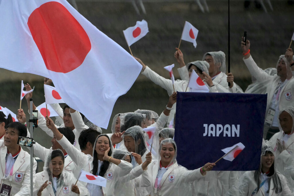 日本選手は海外大会で史上最多の400人以上が出場予定。日本選手団は伝統の主将を置かず、旗手はフェンシング女子の江村美咲(立飛ホールディングス)とブレイキン(ブレイクダンス)男子のSHIGEKIXこと半井重幸(第一生命保険)が笑顔で務めた。(AFP)