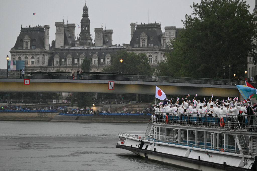 日本選手は海外大会で史上最多の400人以上が出場予定。日本選手団は伝統の主将を置かず、旗手はフェンシング女子の江村美咲(立飛ホールディングス)とブレイキン(ブレイクダンス)男子のSHIGEKIXこと半井重幸(第一生命保険)が笑顔で務めた。(AFP)
