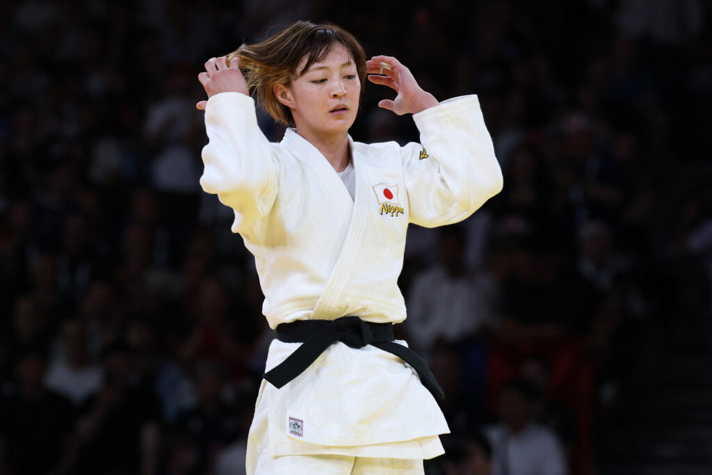 2024年7月27日、パリのChamp-de-Mars Arenaで行われた柔道女子48kg級の試合に臨む、金メダリスト角田夏美。(AFP)