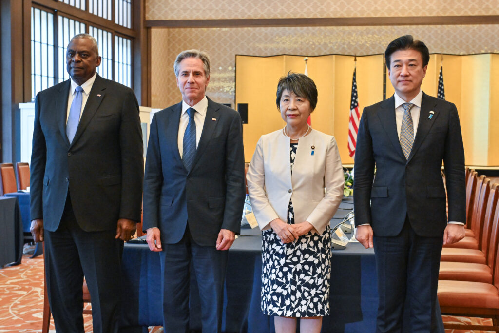 アントニー・ブリンケン米国務長官、ロイド・オースティン国防長官と日本側との「2＋2」会談後の共同声明は、中国の「外交政策は、他国を犠牲にして自国の利益のために国際秩序を再構築しようとしている」と厳しく非難した。(AFP)