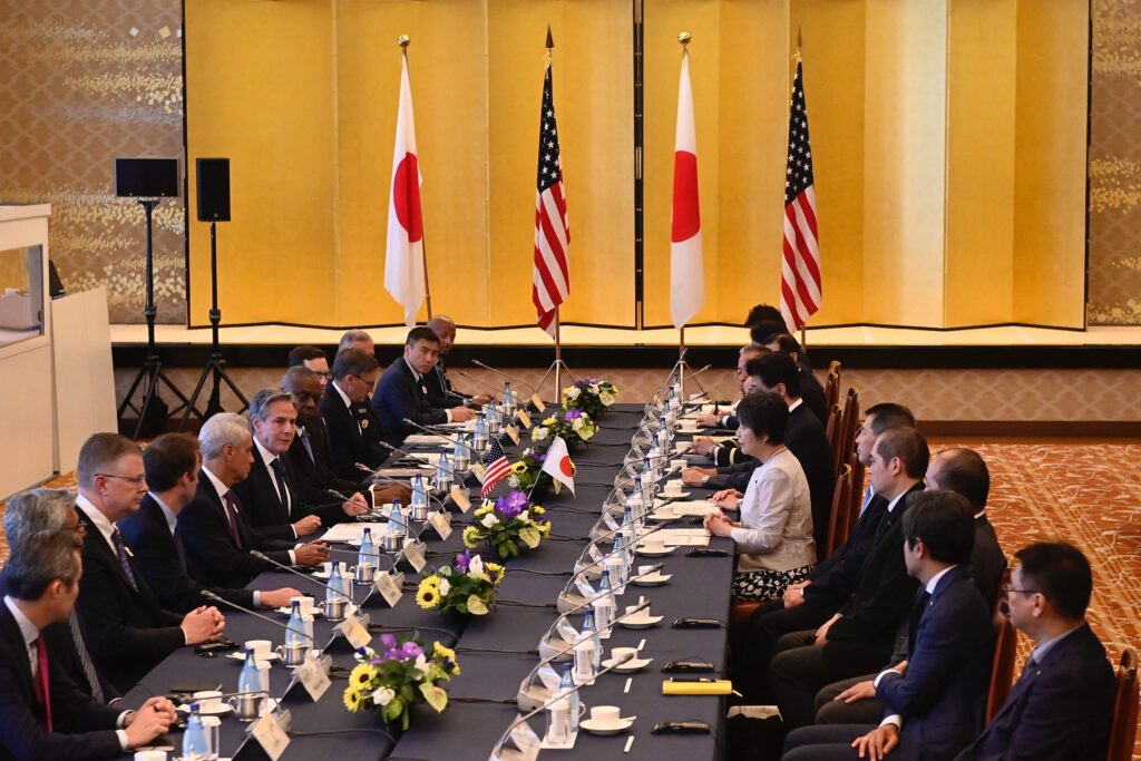 アントニー・ブリンケン米国務長官、ロイド・オースティン国防長官と日本側との「2＋2」会談後の共同声明は、中国の「外交政策は、他国を犠牲にして自国の利益のために国際秩序を再構築しようとしている」と厳しく非難した。(AFP)