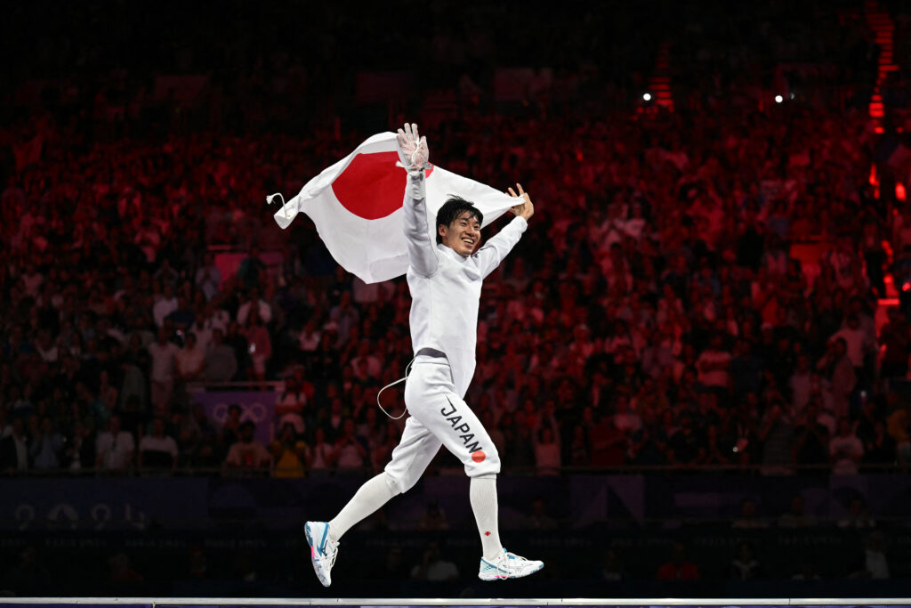 2024年7月28日、パリのグラン・パレで開催された2024年パリオリンピックで、男子エペ個人金メダルの試合でフランスのヤニック・ボレルに勝利し、喜ぶ日本の狩野公基。(AFP)