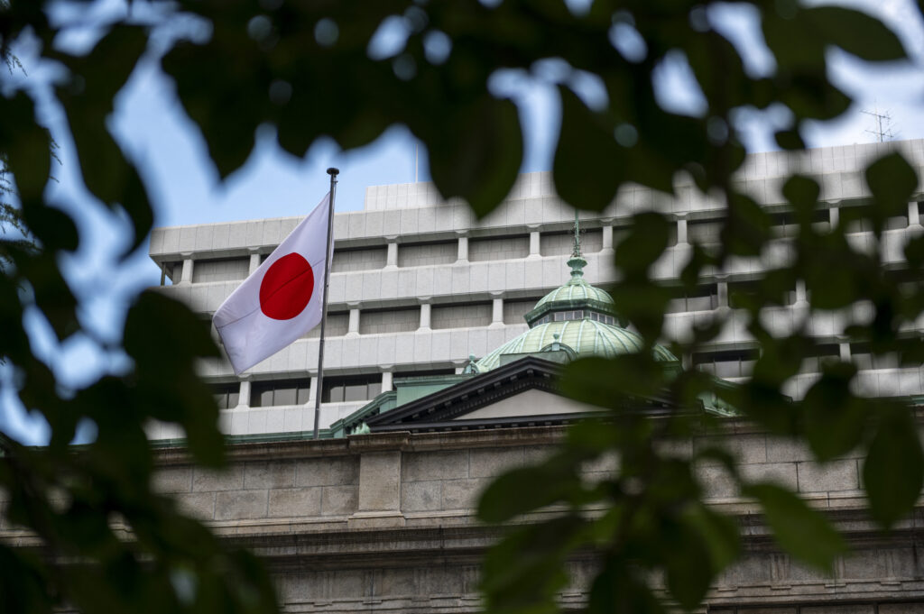 先行きの金融政策については、経済・物価が見通しに沿って推移すれば、「引き続き政策金利を引き上げ、金融緩和の度合いを調整していく」とした。(AFP)
