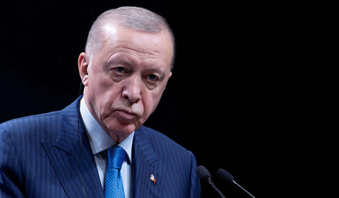 2024年5月13日、トルコ・アンカラの大統領官邸で、ギリシャのミツォタキス首相（見えず）と記者会見するトルコのエルドアン大統領 (REUTERS)