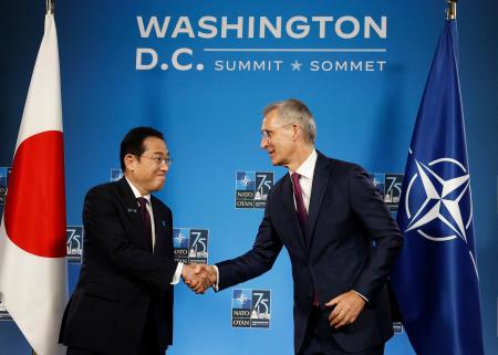 2024年7月11日、ワシントンDCで開催された2024年NATO首脳会議で、NATOのイェンス・ストルテンベルグ事務総長と会談する岸田文雄首相。(AFP)