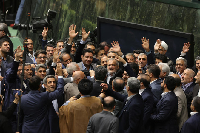 2024年7月30日、イランのテヘランにある国会で行われた宣誓式に臨むペゼシュキアン新大統領 (ロイター)