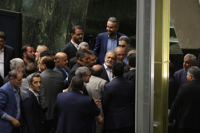 2024年7月30日、イランのテヘランにある国会で行われた宣誓式に臨むペゼシュキアン新大統領 (ロイター)