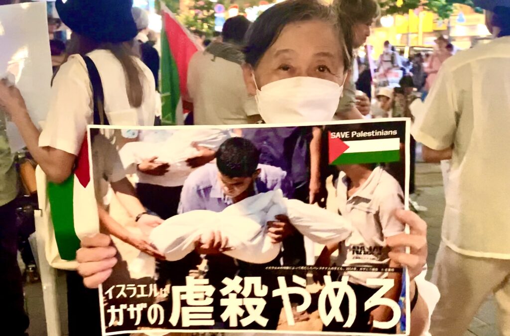 ガザでのイスラエルによる軍事的大量虐殺とヨルダン川西岸でのパレスチナ人弾圧を非難するため、日本各地で毎週デモが行われている。(ANJ)