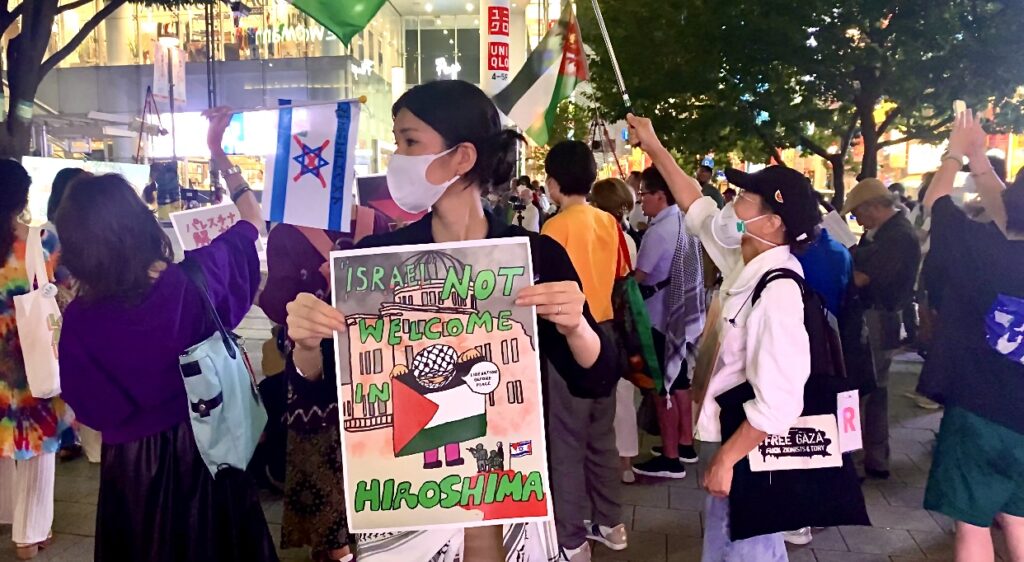 ガザでのイスラエルによる軍事的大量虐殺とヨルダン川西岸でのパレスチナ人弾圧を非難するため、日本各地で毎週デモが行われている。(ANJ)