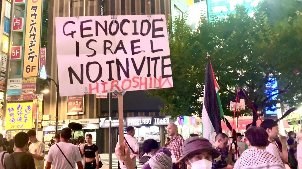 ガザでのイスラエルによる軍事的大量虐殺とヨルダン川西岸でのパレスチナ人弾圧を非難するため、日本各地で毎週デモが行われている。(ANJ)