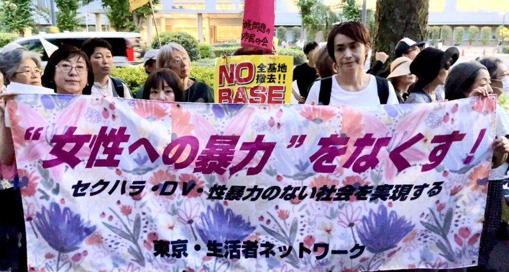 デモ隊は、米軍兵士によるレイプ事件の報告によって行動に駆り立てられた。(ANJ)