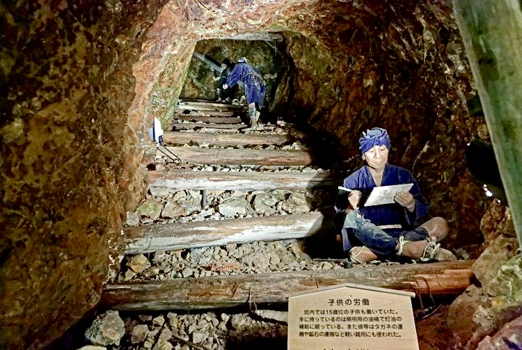 佐渡島は新潟県沖、日本の本島の北側に位置している。第二次大戦中、約1500人の韓国人労働者が島内の鉱山で困難な状況での労働に動員されたと報じられている。 (Japan Tourist Office)