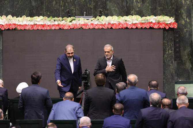 2024年7月30日、イランのテヘランにある国会で行われた宣誓式に臨むペゼシュキアン新大統領 (ロイター)