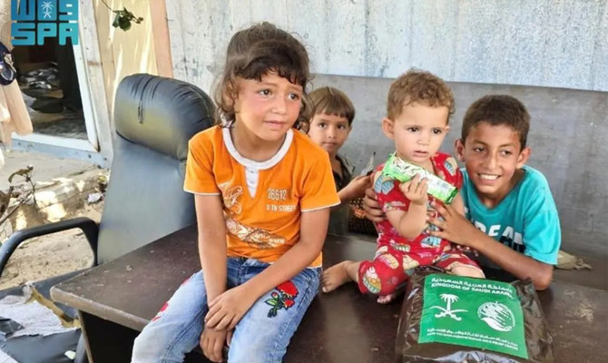 サルマン国王人道援助救援センター（KSrelief）は、ヨルダンとの協力の下、被災したガザ地区住民のための食糧援助の空輸活動を継続している。(SPA)