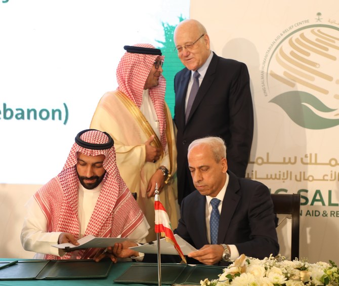 サウジアラビアのワリード・ブハリ駐レバノン大使は火曜日、王国はサルマン国王人道援助救援センターを通じてレバノンに1000万ドルを提供すると述べた。(X/@KSAembassyLB)