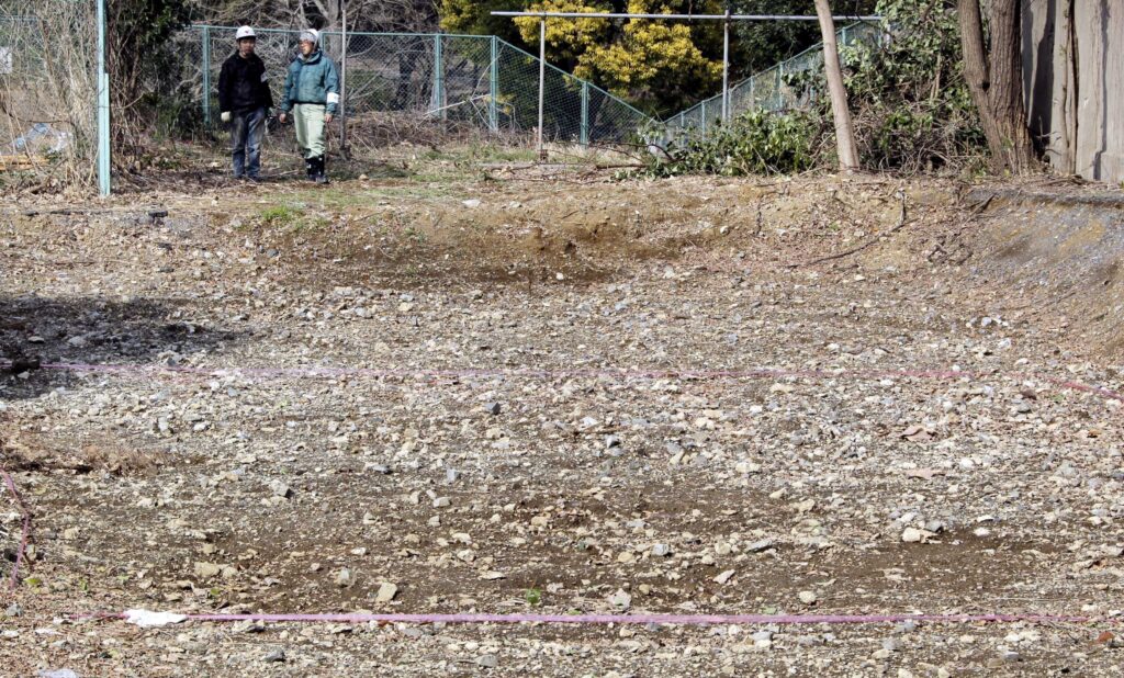 2011年2月21日、日本が戦時中の細菌・生物兵器部隊である731部隊に関連する旧医療学校跡地の発掘調査を開始したため、東京の旧医療学校跡地の地面に記されたピンク色のテープ。 (AP Photo/Koji Sasahara, File)