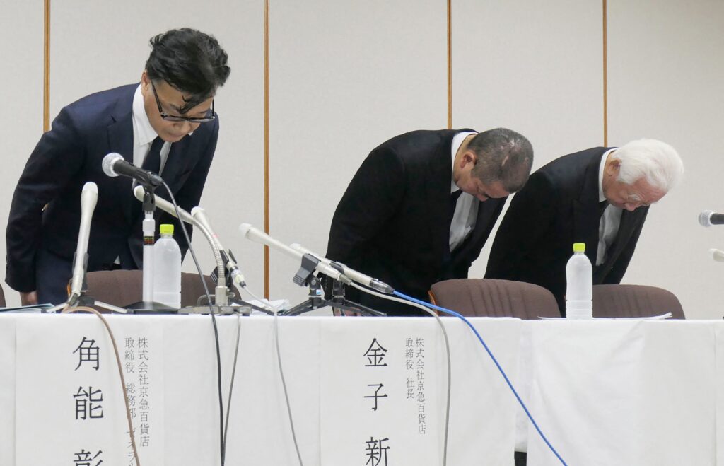 販売された「うなぎ弁当」を原因とする食中毒で、140人以上が体調を崩し、1人が死亡した事件をうけ、記者会見で謝罪する東京のうなぎ店「日本橋 伊勢定」の冨田宗一郎取締役（中）と京急百貨店の金子新司社長（左）＝2024年7月29日 (AFP＝時事通信)