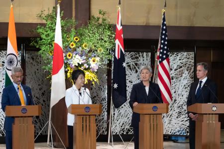 2024年7月29日、東京の飯倉迎賓館で行われた共同記者会見で、インドのスブラマニヤム・ジャイシャンカール外相(左)、日本の上川陽子外相(左2人目)、米国のアントニー・ブリンケン国務長官(右)が聞く中、発言するオーストラリアのペニー・ウォン外相(右2人目)。(AFP=時事)