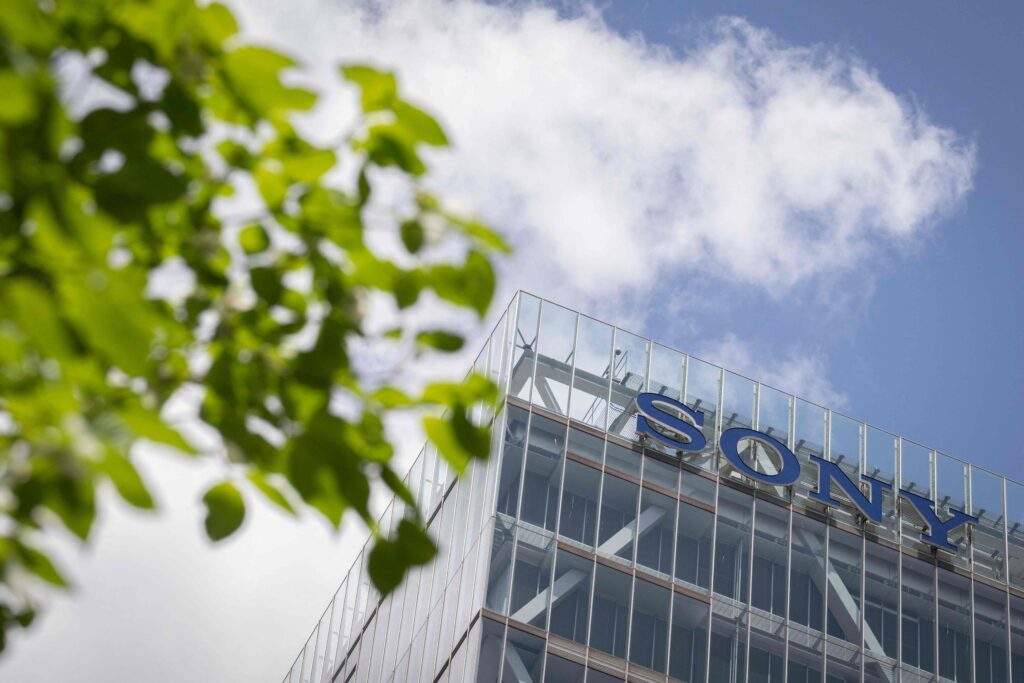 スマートフォン・メーカー向けの主要サプライヤーであるイメージセンサー事業の利益は、為替の影響と売上高の増加により、およそ3倍の366億円となった。(AFP=時事)