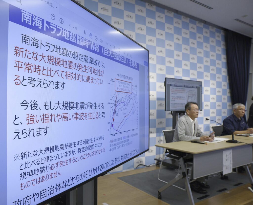 南海トラフ地震の可能性について記者会見する専門家会議のメンバー、東京大学地震学者の平田直氏(左)。(共同通信 via AP)