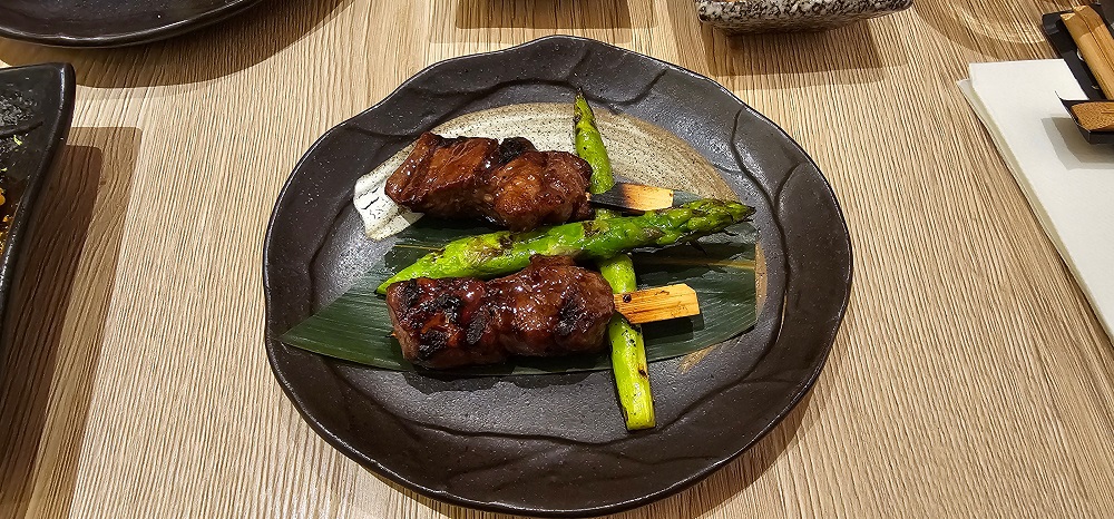 ドバイのモール・オブ・エミレーツにあるUAE1号店の開店1周年を記念して、山本シェフが考案したユニークなメニューが登場。
