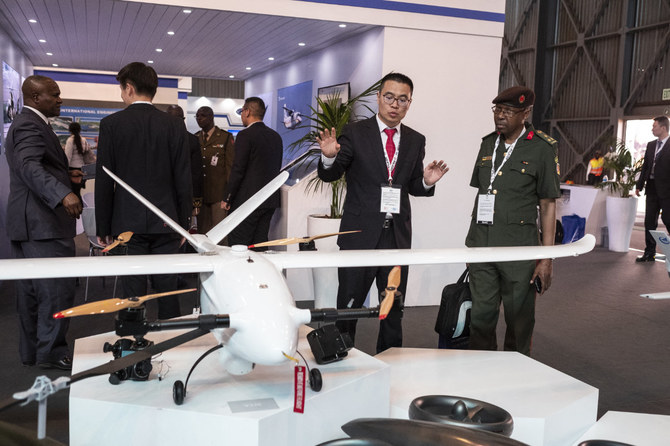 アフリカ航空宇宙・防衛エキスポで、来場者にV330ドローンの性能を実演する中国航空技術輸出入公司の従業員。中国は、軍事目的やテロ活動に使用される可能性のある、規制されていない民生用ドローンの輸出をすべて禁止するとしている。(AFP/ファイル)