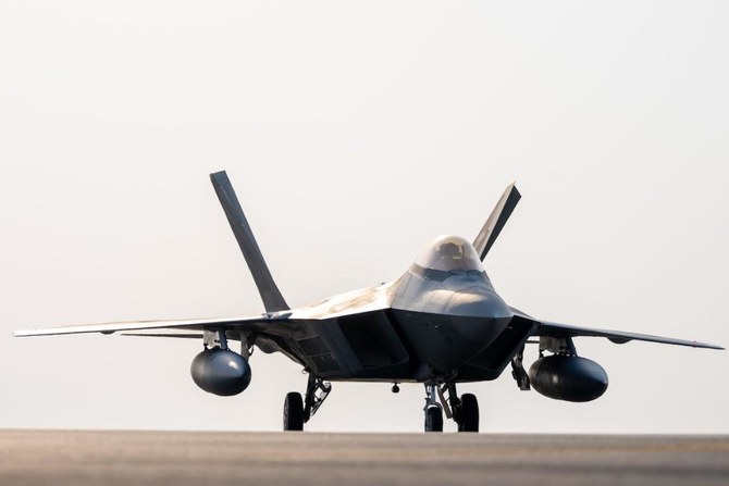 米軍の最新鋭ステルス戦闘機F22が木曜日に中東に到着したと米軍が発表した。(@CENTCOM)