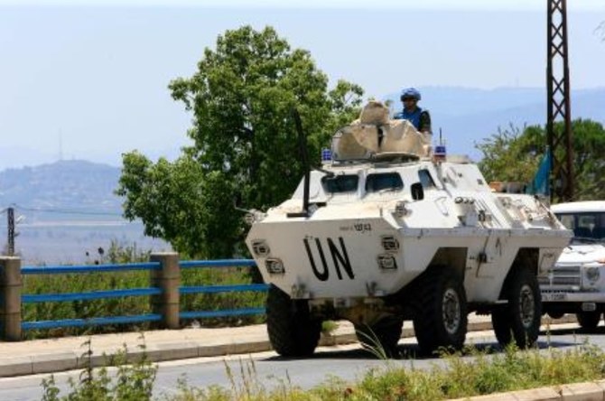 2024年8月8日、イスラエル軍とヒズボラ戦闘員との国境を越えた衝突が続く中、レバノン南部の国境地帯マルジャユーンをパトロールする国連レバノン暫定軍（UNIFIL）の装甲車。(AFP＝時事）