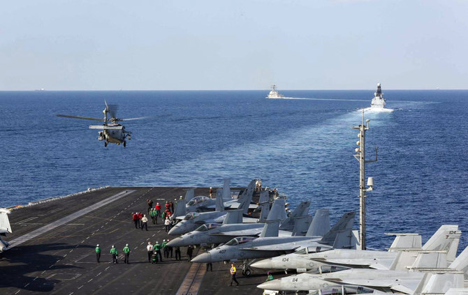 2019年11月19日撮影、ホルムズ海峡を通過する米海軍の空母打撃群エイブラハム・リンカーン。空母群は別の空母群を救援するため、再び中東に向かっている。(AFP/ファイル)