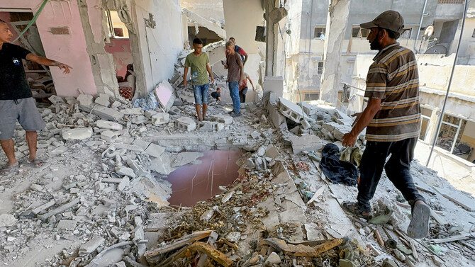 2024年8月12日、ガザ市の民家をイスラエルが空爆した現場を視察するパレスチナ人。(ロイター)