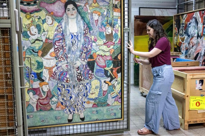 2024年8月13日、テルアビブ美術館の地下セーフルームに移されたオーストリアの画家グスタフ・クリムトの絵画を扱うテルアビブ美術館のアシスタント・キュレーター、ナタリー・アンドリヤセヴィッチ氏。(AFP＝時事)