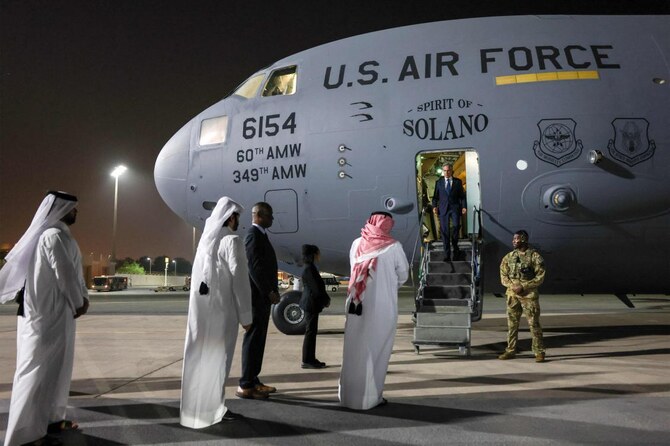 2024年8月20日、ドーハに到着し、航空機から降りるアントニー・ブリンケン米国務長官。(AFP=時事)