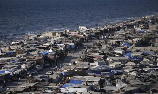 2024年8月20日火曜日、ガザ地区のデイル・アル・バラ西部の海岸で、避難民のパレスチナ人がキャンプを張る中、テントが詰め込まれている。(AP)