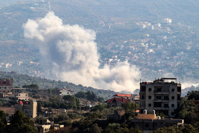 2024年8月21日、レバノン南部のクファル・キラ村を標的としたイスラエル軍の空爆現場から立ち上る煙。(AFP=時事)