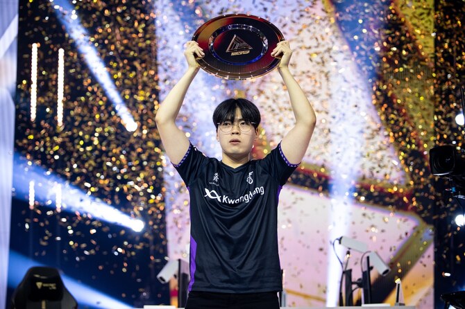 Eスポーツ・ワールドカップでTEKKEN 8の優勝を祝う韓国のUlsan。