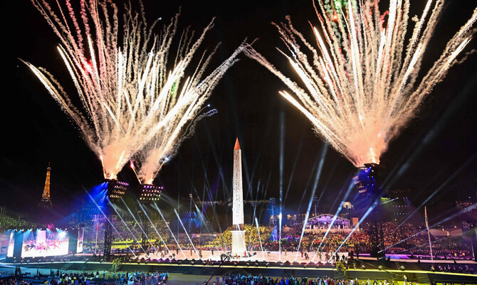 写真は2024年8月28日、パリのコンコルド広場で行われた2024年パリパラリンピック開会式の花火とルクソールオベリスク。(AFP)