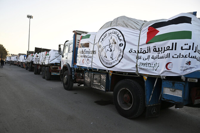 この写真は2024年2月に撮影されたもので、イスラエルの戦争マシーンに包囲されたパレスチナ人を救済するための人道的活動の一環として、エジプトのラファ検問所を通ってガザ地区に入るUAEの援助隊。(WAM撮影)