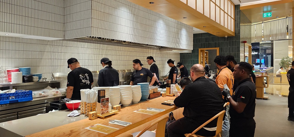 ドバイのモール・オブ・エミレーツにあるUAE1号店の開店1周年を記念して、山本シェフが考案したユニークなメニューが登場。
