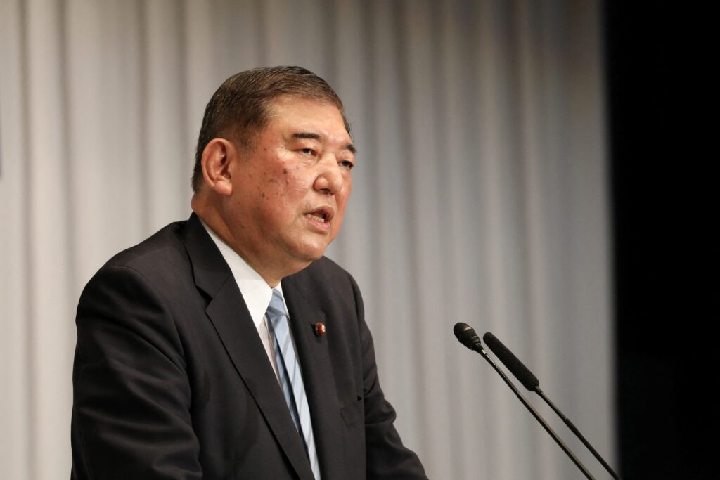 議論すべきだとの考えを示した。茂木敏充幹事長(68)は出馬の意向を固めた。複数の陣営関係者が24日明らかにした。(AFP)