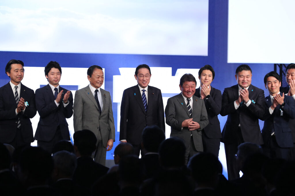 第91回自由民主党大会に出席する岸田文雄首相（中央左）と茂木敏充幹事長（中央右）。(AFP)