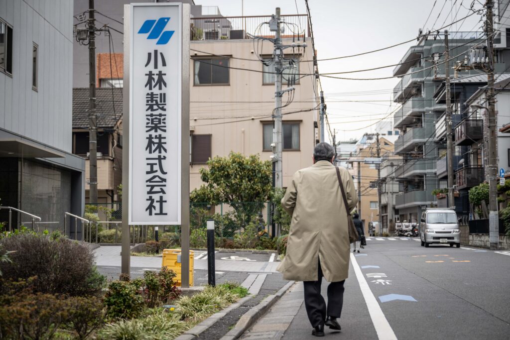 8日付で社長に就任した山根聡氏や小林章浩前社長(現在は補償担当の取締役)らは、決算のほか、紅麹問題についての記者会見を開く。(AFP)
