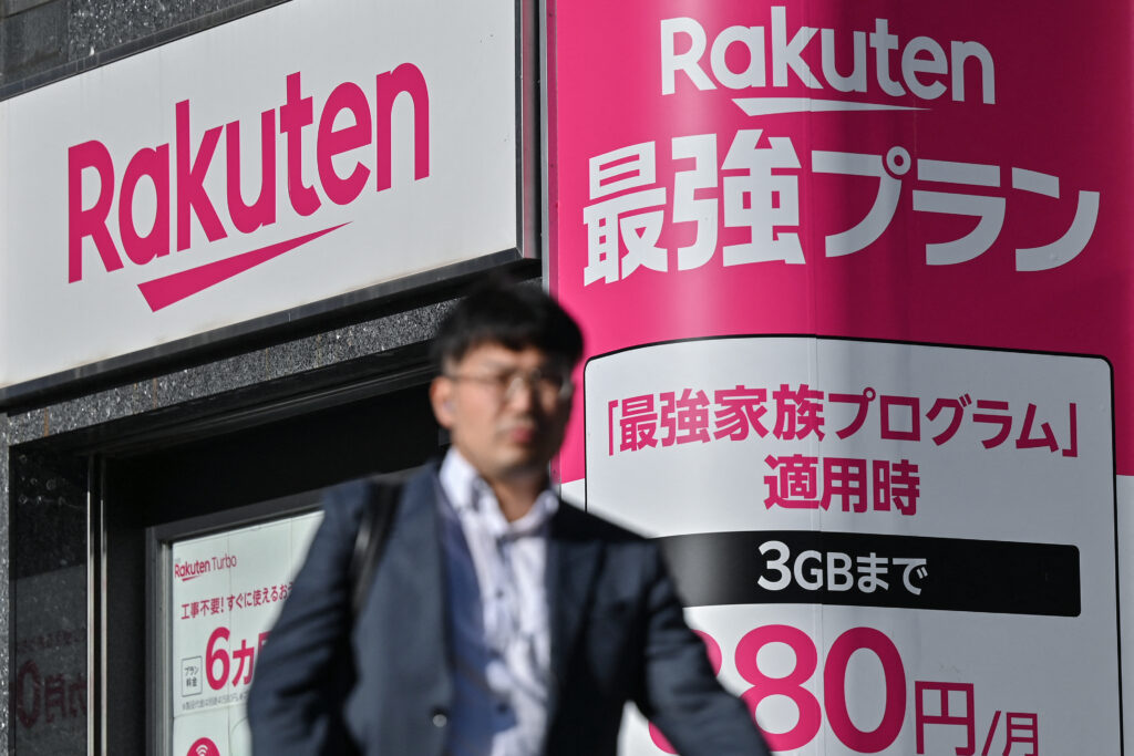 事業別に見ると、携帯事業の調整後営業損益は１３２５億円の赤字で、前年同期からは改善した。(AFP)